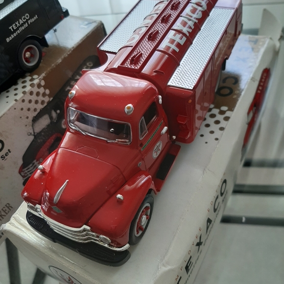 1955 DIAMOND-T FUEL TANKER TEXACO TOY TRUCK BUNDLE - Picture 2 of 12